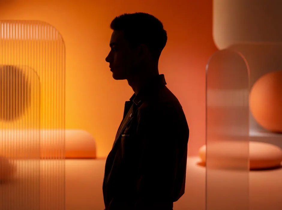 Un homme de profil, dans une lumière orange, attend la réponse à sa recherche : vos clients cherchent, Google répond, et vous, on vous voit ?